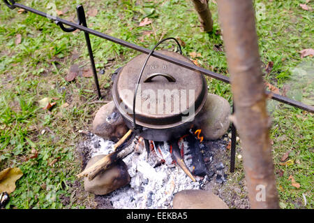 https://l450v.alamy.com/450ves/eekba5/un-horno-holandes-cocinar-encima-de-un-fuego-abierto-en-el-museo-de-arqueologia-de-ontario-en-canada-eekba5.jpg
