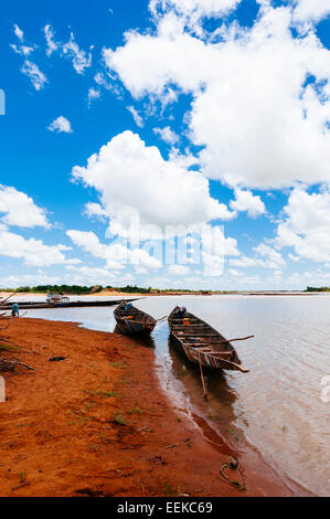 Canoas en el río Bani. Djenne, Malí Foto de stock