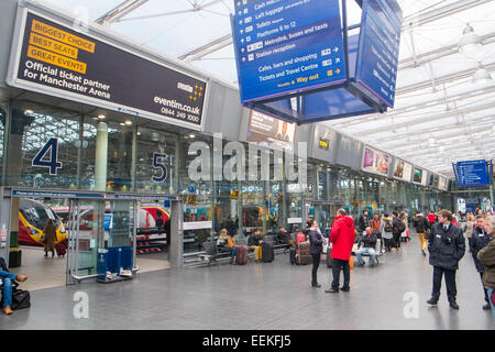 Estación de tren manchester piccadilly, Inglaterra, con trenes en las plataformas y los viajeros en el concourse Foto de stock
