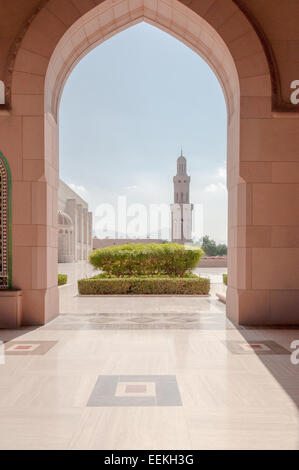 Patio de la Mezquita del Sultán Qaboos, Muscat, Omán Foto de stock