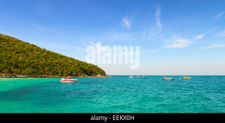 La vista desde el mar y el barco rápido en Tawaen Beach, Koh Larn Isla, Pattaya, Tailandia Foto de stock