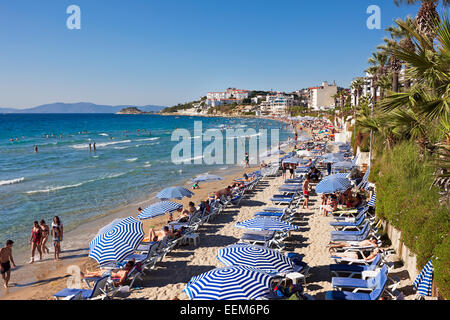 Gente tomando sol en la playa de las Damas. Kusadasi, Provincia de Aydin, Turquía. Foto de stock