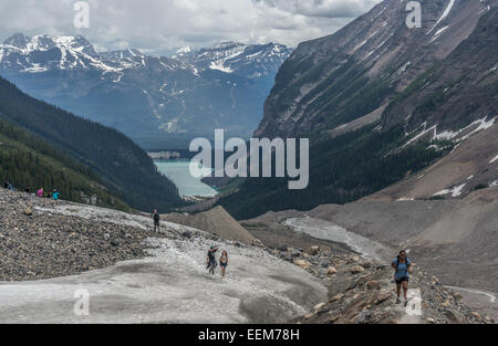 Canadá, Alberta, el Parque Nacional Banff, Canadian Rockies, Excursionistas caminando en el valle Foto de stock