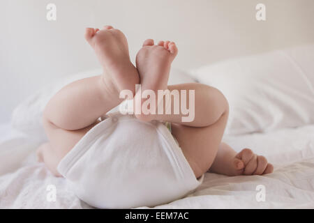 Dormitorio con cama de niño criado en 2 cajoneras de IKEA en blanco  Fotografía de stock - Alamy