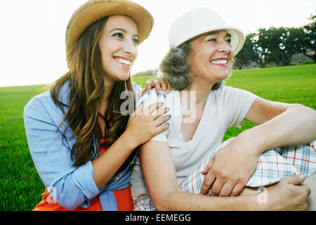 Madre e hija sonriente en park