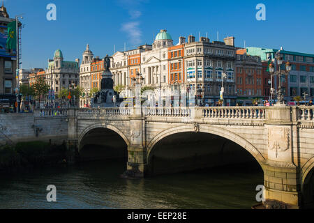El tráfico a lo largo de O'Connell Bridge Across río Liffey, en Dublín, Irlanda, Irlanda Foto de stock