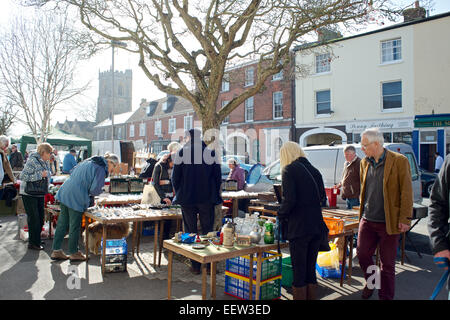 Bridport Street Antique Market, celebrada el sábado en el país ciudad mercado de Bridport, Dorset Foto de stock