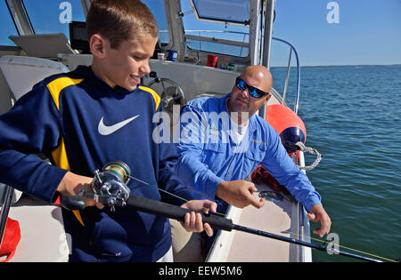 Bluefishing en un barco charter en Clinton, CT, EE.UU. Foto de stock