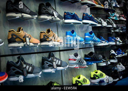tienda de Foot Locker en una ciudad Reino Unido Fotografía stock - Alamy