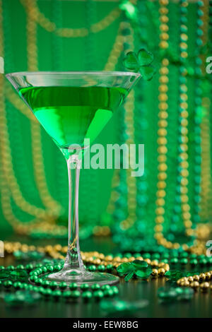 Cóctel verde en copa de martini con st. Patrick's day decoración