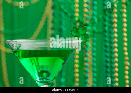 Cóctel verde en copa de martini con st. Patrick's day decoración