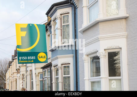 Foxtons señal de venta de bienes raíces fuera de casas adosadas en el este Londres Inglaterra Reino Unido Reino Unido Foto de stock