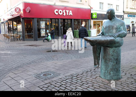 El calcetín al hombre una estatua en el centro de la ciudad de Loughborough. Foto de stock