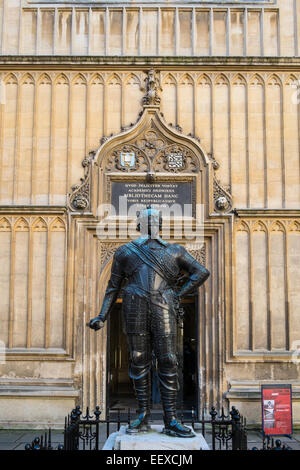 Estatua del Conde de Pembroke, fundador de la universidad de Pembroke, en el patio, la Bodleian Library de la Universidad de Oxford, Oxfordshir Foto de stock