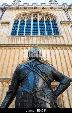 Estatua del Conde de Pembroke, fundador de la universidad de Pembroke, en el patio, la Bodleian Library de la Universidad de Oxford, Oxfordshir Foto de stock