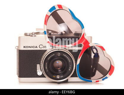 Cámara de película SLR vintage gafas de sol con corazón recorte