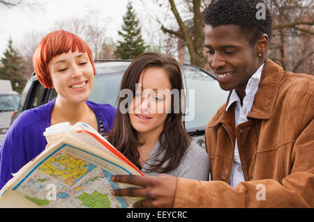 Amigos mirando el mapa Foto de stock
