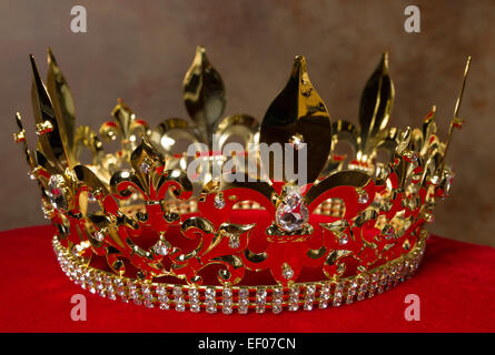 Golden King's Crown medieval sobre la almohada de terciopelo rojo Foto de stock