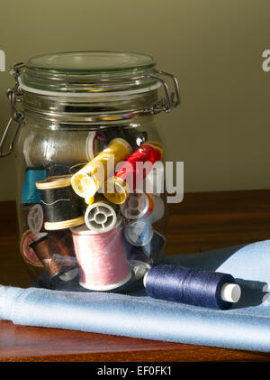 Hilo de coser en jar Foto de stock