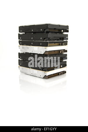 Una pila de discos duros de 3,5 pulgadas. Aislado sobre fondo blanco. Foto de stock