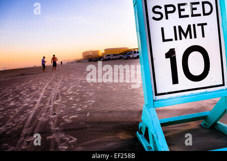 Señal de límite de velocidad en el famoso Daytona Beach, en Florida, Estados Unidos. Foto de stock