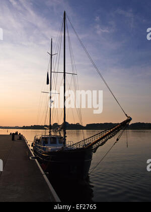 Un velero en el puerto de la ciudad de Rostock (Alemania).