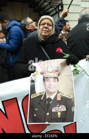 Londres, Reino Unido, 25 de enero de 2015: Un pequeño grupo de contadores partidario del Sisi protesta contra la Hermandad Musulmana del 4º aniversario de la revolución egipcia fuera de la embajada de Egipto en Londres. Crédito: Ver Li/Alamy Live News Foto de stock