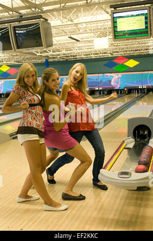 Grupo de amigas bowling Foto de stock