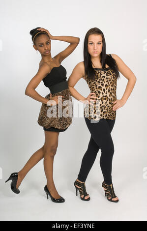 Dos mujeres vistiendo ropa de piel de leopardo Foto de stock