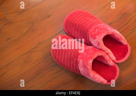 Par de zapatos rojos para dama sobre un piso de madera en la habitación  Fotografía de stock - Alamy