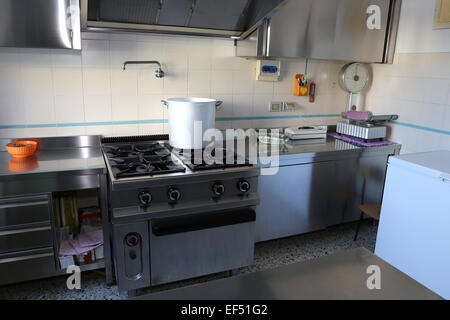 Cocina industrial con gran estufa de gas y la olla de aluminio gigante:  fotografía de stock © ChiccoDodiFC #62413581