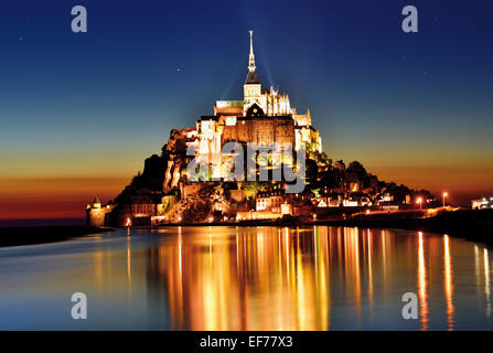 Francia, Normandía: vista escénica de Le Mont Saint Michel por la noche