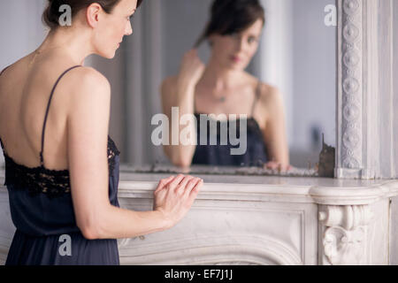 La reflexión de una mujer en el espejo