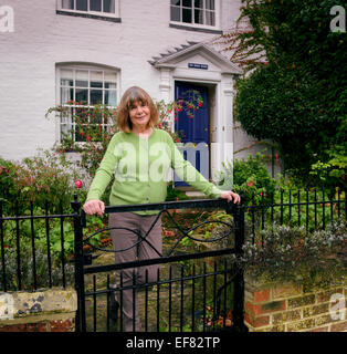 Escritor y dramaturgo Julia Donaldson MBE West Sussex en su casa. Sus  libros incluyen la Gruffalo y sala en la escoba Fotografía de stock - Alamy