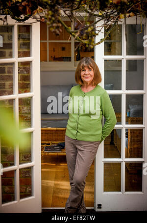 Escritor y dramaturgo Julia Donaldson MBE West Sussex en su casa. Sus  libros incluyen la Gruffalo y sala en la escoba Fotografía de stock - Alamy