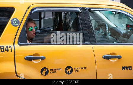 La mujer en un taxi en la Ciudad de Nueva York