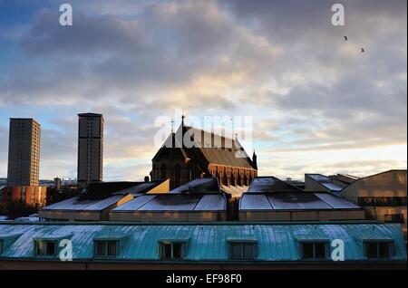 Glasgow, Escocia, Reino Unido. 29 de enero de 2015. Las puestas de sol sobre el Gorbals, Glasgow, como la nieve cubre los tejados. Crédito: Tony Clerkson/Alamy Live News Foto de stock