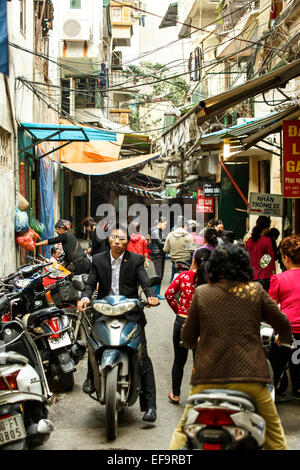Escena de una calle, el Barrio Viejo (aka el 36 calles), Hanoi, Vietnam Foto de stock