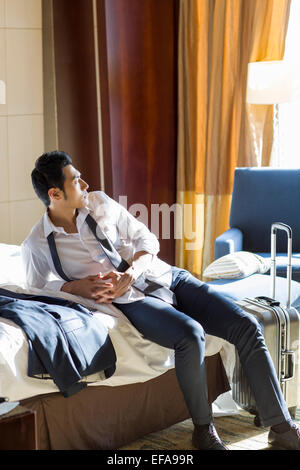 Joven empresario descansando en la habitación del hotel Foto de stock