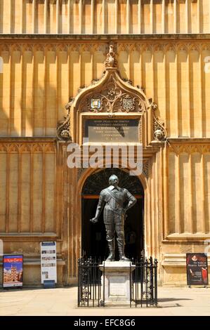 OXFORD, Reino Unido. Julio 10, 2014: detalle arquitectónico de la estatua que representa a William Herbert, Bodleian Library, Oxford, Reino Unido Foto de stock