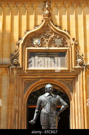 OXFORD, Reino Unido. Julio 10, 2014: detalle arquitectónico de la estatua que representa a William Herbert, Bodleian Library, Oxford, Reino Unido Foto de stock