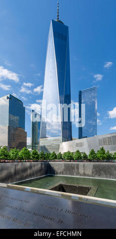 Al sur de la Piscina Nacional Memorial del 11 de septiembre con One World Trade Center ('Torre de la Libertad') detrás , la ciudad de Nueva York, NY, EE.UU. Foto de stock