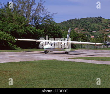 Aire San Vicente luz avión despegando en el aeropuerto, San Vicente, San Vicente y las Granadinas, Antillas, Caribe Foto de stock