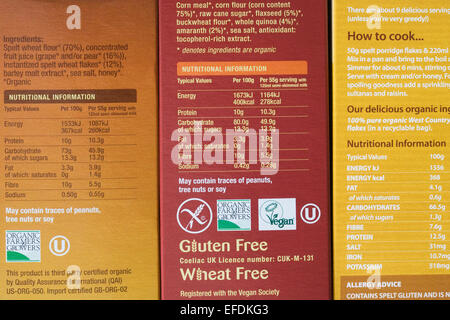 Información nutricional en los paquetes de cereales. Foto de stock