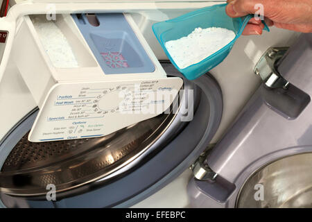 Detergente o un detergente en polvo en el cacito dosificador Fotografía de  stock - Alamy