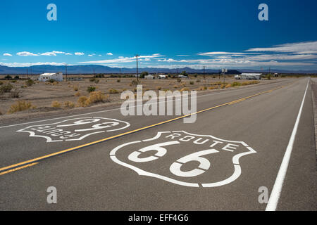 Escudos de ROUTE 66 senderos nacionales autopista AMBOY CALIFORNIA EE.UU. Foto de stock