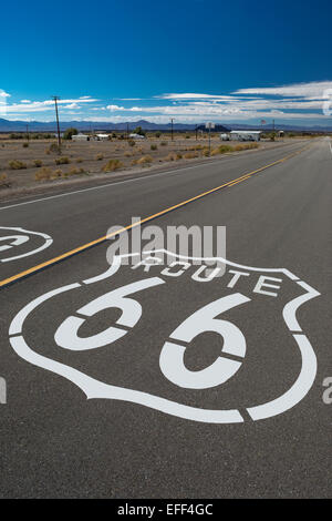 Escudos de ROUTE 66 senderos nacionales autopista AMBOY CALIFORNIA EE.UU. Foto de stock