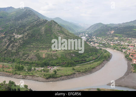 Confluencia de los ríos Kura y Aragvi cerca de Mtskheta, Georgia Foto de stock