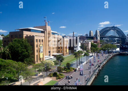 Museo de Arte Contemporáneo Circular Quay waterfront y el Puente del Puerto de Sydney Sydney Cove Sydney, Nueva Gales del Sur (NSW, Australia Foto de stock
