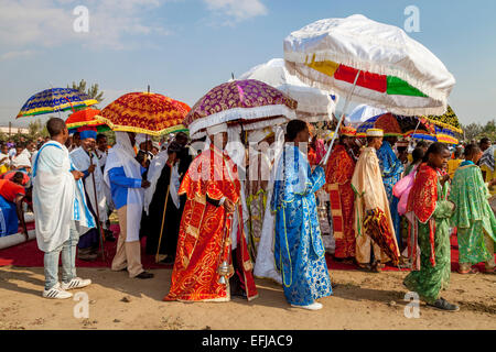 Una procesión de sacerdotes y diáconos ortodoxos durante Timkat (epifanía) Celebraciones Jinka, la ciudad, el valle de Omo, Etiopía Foto de stock